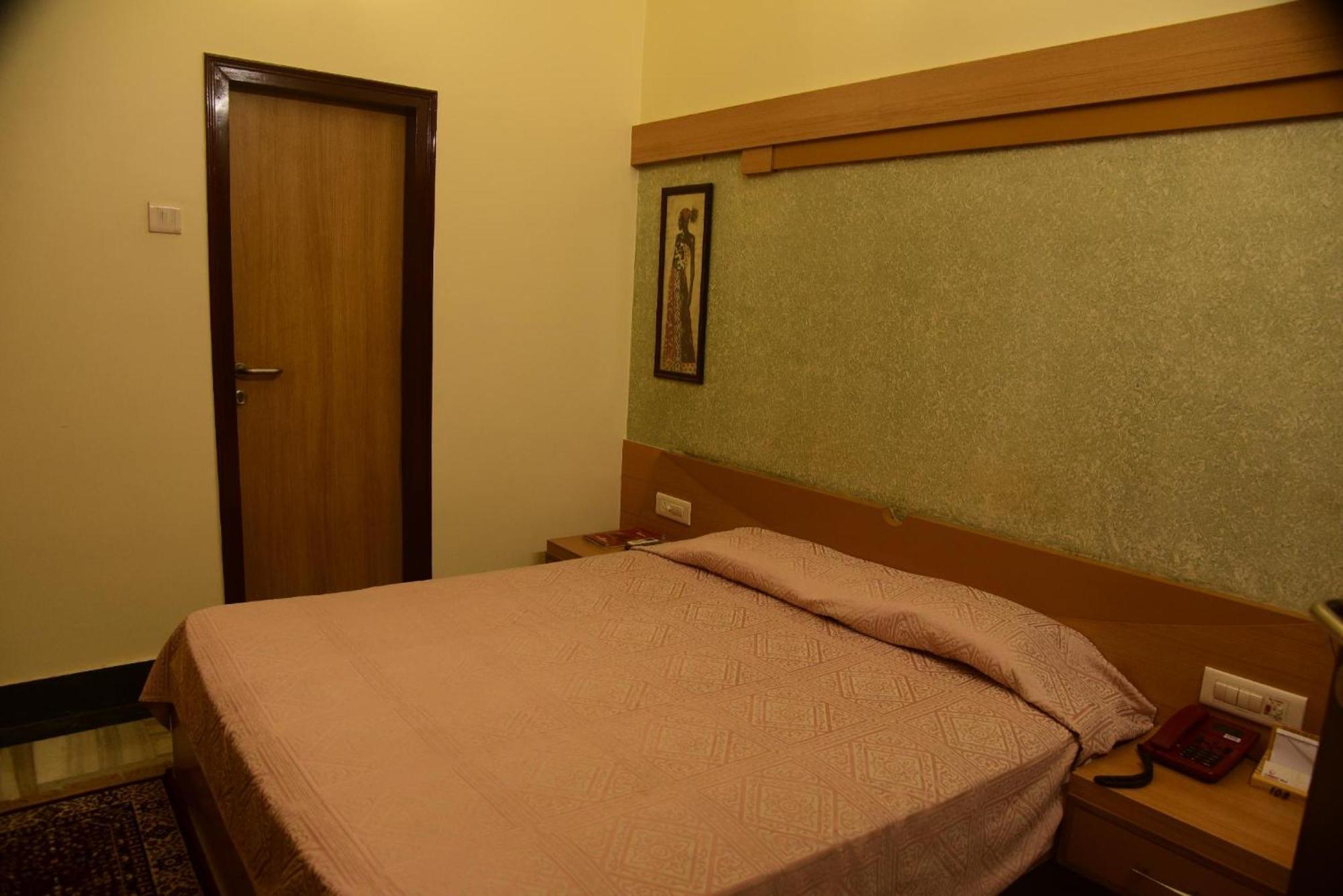 Hotel Cresent - Near Assi Ghat Varanasi — Photos 1